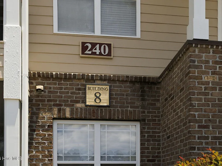 240 Woodlands Way #17 — Photo 2
