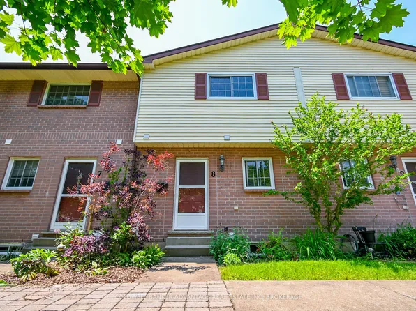 102 Silvan Dr #8, Welland, ON L3C 6C3