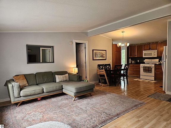 4th image of 3056 Indian Hill Rd