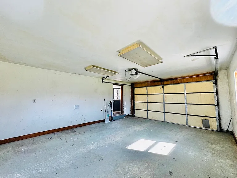 2453 W 16th St — Photo 32