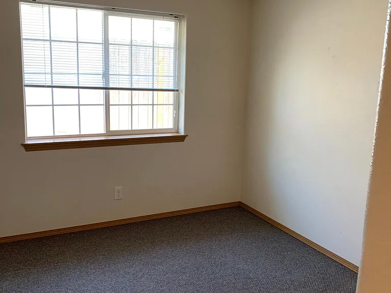 720 E Hereford St — Photo 8