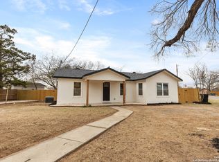 601 W MOORE AVE, Devine, TX 78016