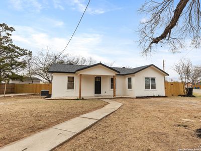 601 W MOORE AVE, Devine, TX, 78016
