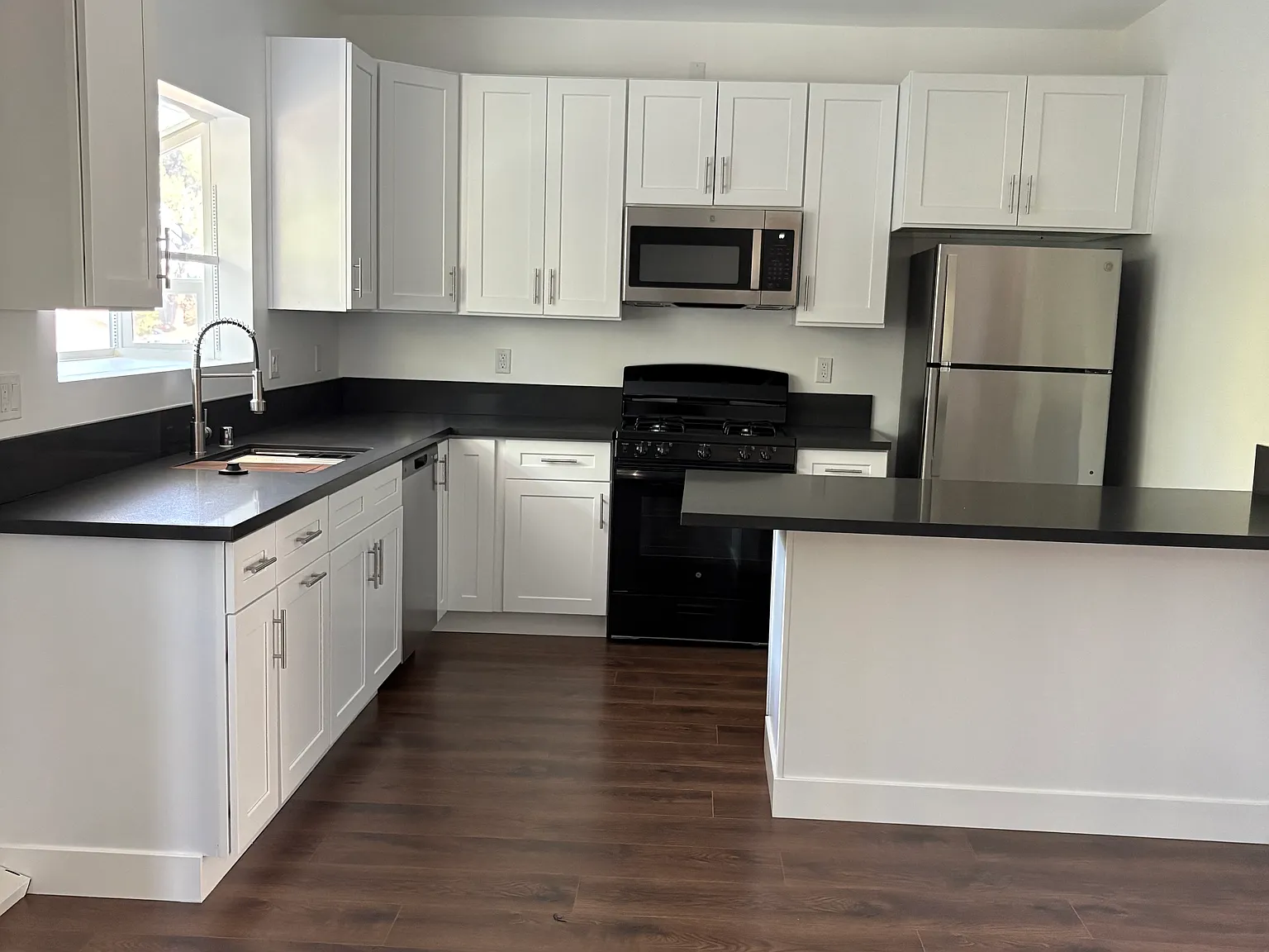 2 bed, 750 sqft, $2,800 — Photo 4