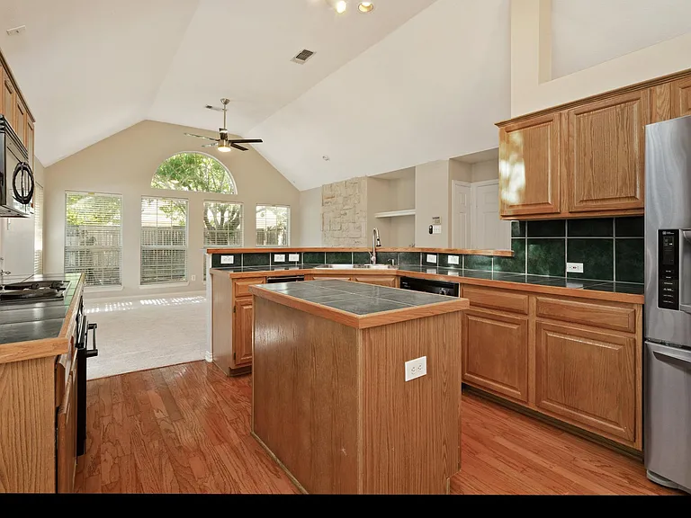 114 Midcrest Dr — Photo 5