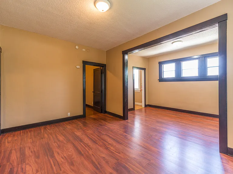319 E Washington St — Photo 5