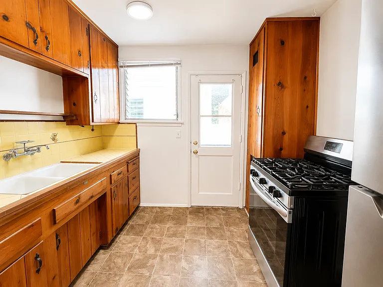 340 N Isabel St — Photo 4