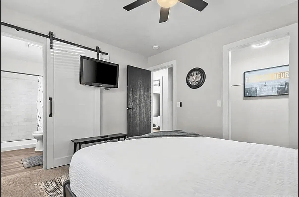 4 bed, 2.5 bath, 2236 sqft, $4,500 — Photo 3