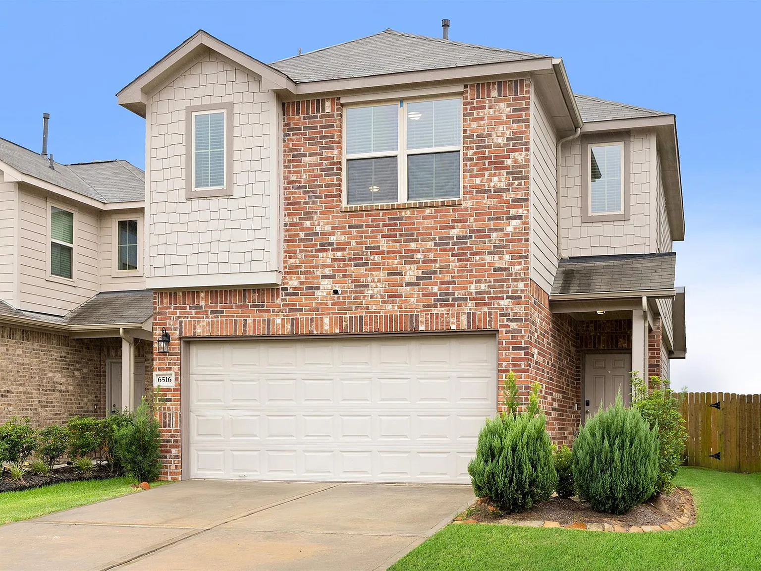 3 bed, 2.5 bath, 1719 sqft, $2,200 — Photo 2