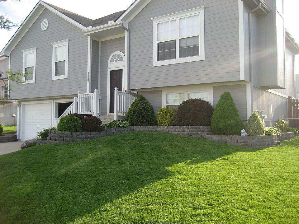 1st image of 804 SW Country Hill Dr