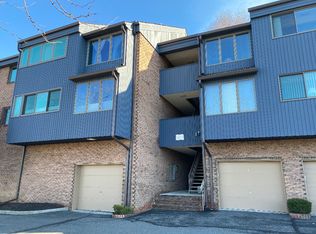211 Indian Hollow Ct, Mahwah, NJ 07430