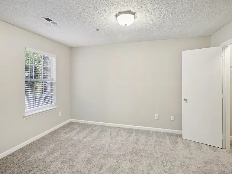 Radbourne Lake Apartments — Photo 15