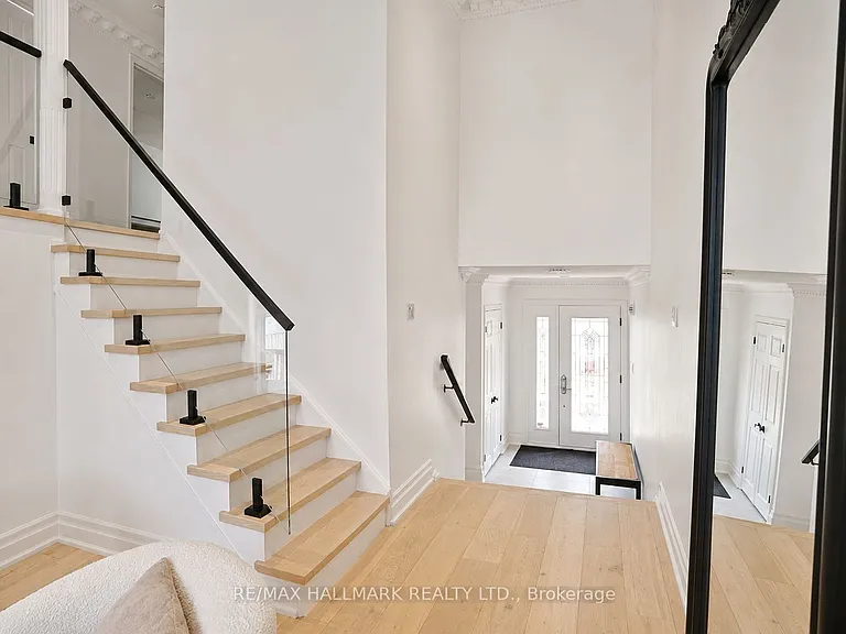 36 Kitsilano Cres — Photo 2