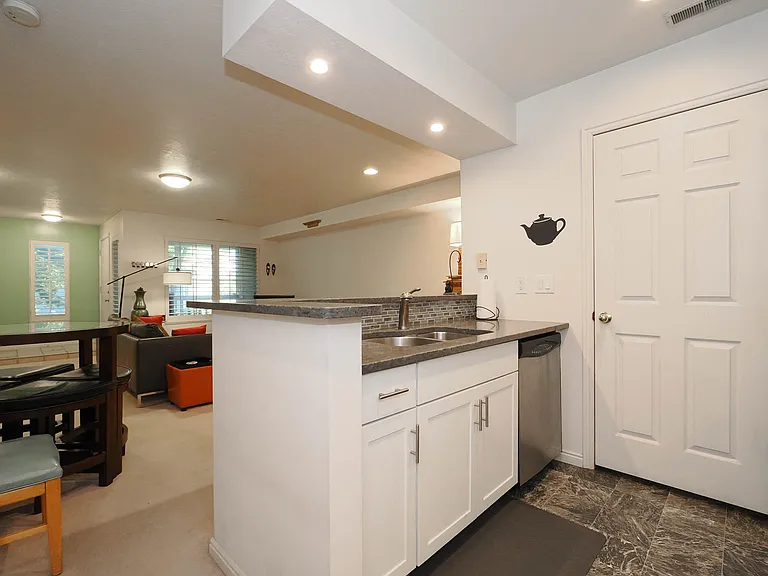 274 E Millpoint Pl — Photo 7