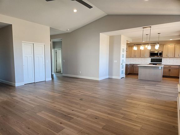 5th image of 689 Arran Way