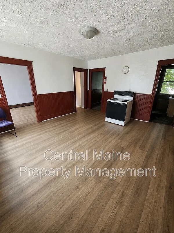 3 bed, 1.0 bath, $1,300 — Photo 3
