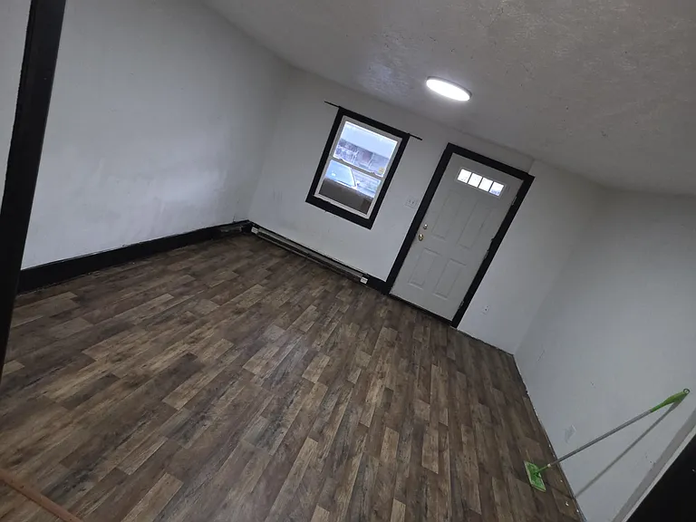 323 N Vine St — Photo 16