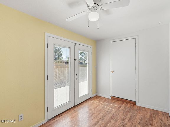 3rd image of 1453 W Roger Rd