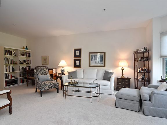 3rd image of 20 Trafalgar Sq Unit 310