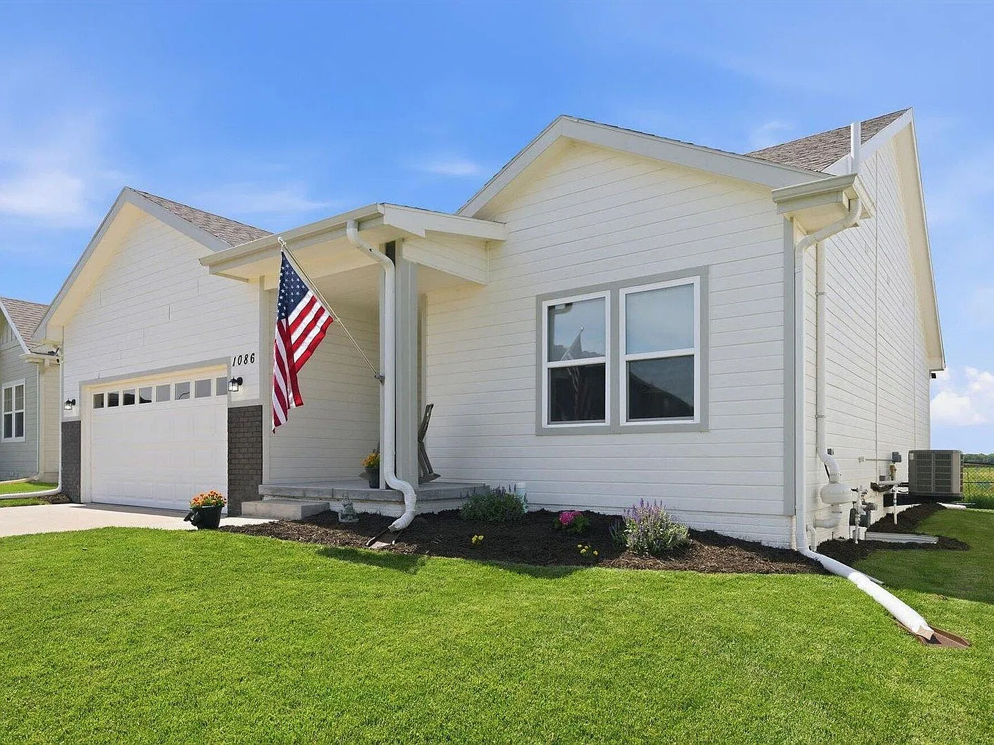 Like-New 4 Bed / 3 Bath Ranch in Hills of Cedar Creek with Finished Basement & Fenced Yard - Lewi... — Photo 2