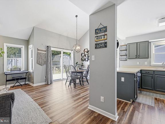 5th image of 515 Coral Ln