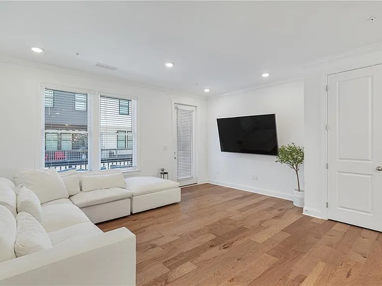6543 Beacon Dr — Photo 7