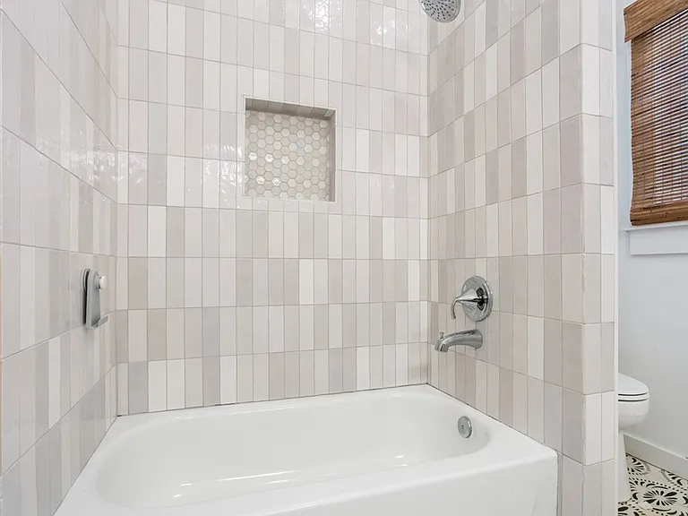 112 N Acorn St — Photo 18