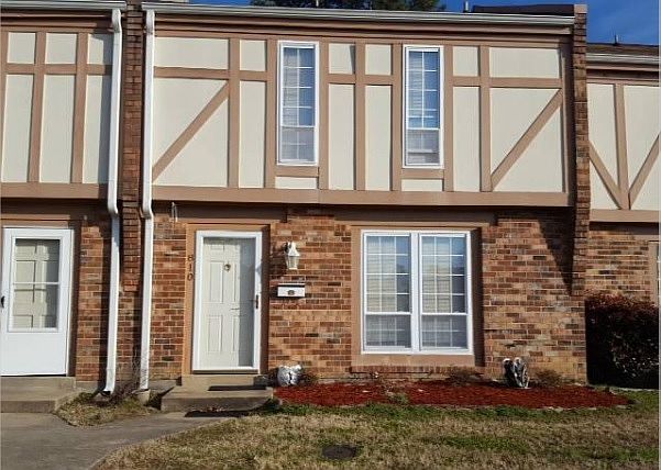 2nd image of 810 Pleasant St