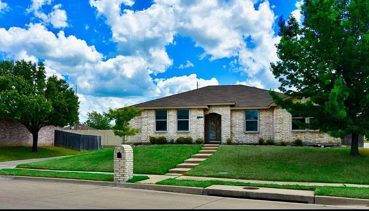 3 bed, 1594 sqft, $2,100 — Photo 2