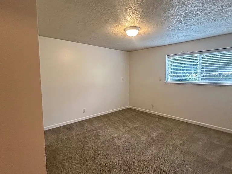 549-599 Greenwood Dr NE — Photo 10