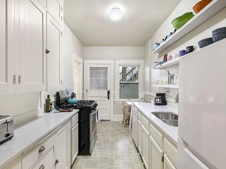 971 Goodrich Ave — Photo 5