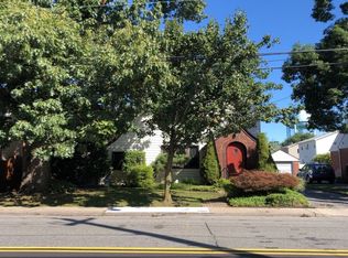 132 Smith St, Merrick, NY 11566
