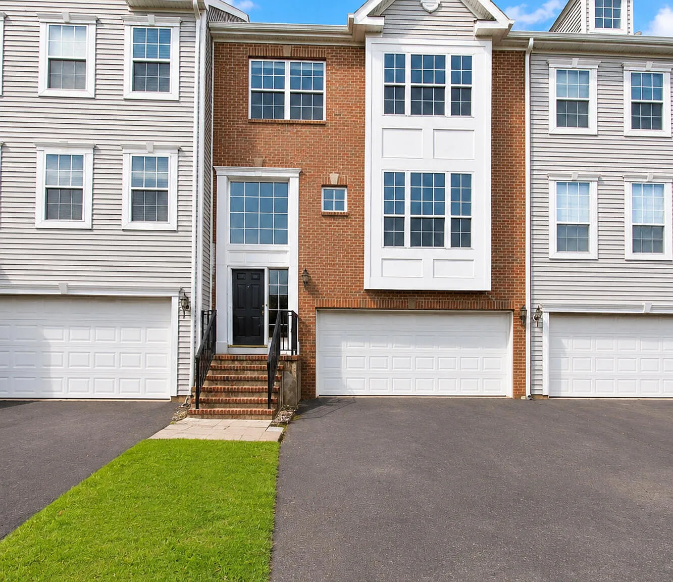 4 bed, 4.0 bath, 2152 sqft, $4,300 — Photo 2