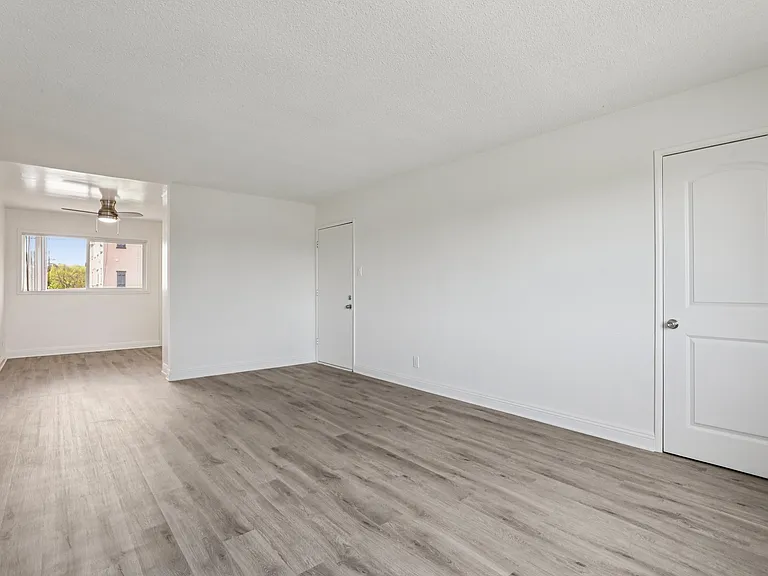 Mavis Plaza Apartments — Photo 6