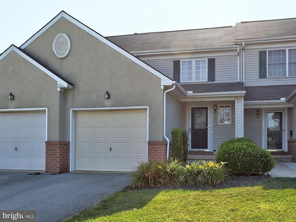 1573 Queen Ln photo 1