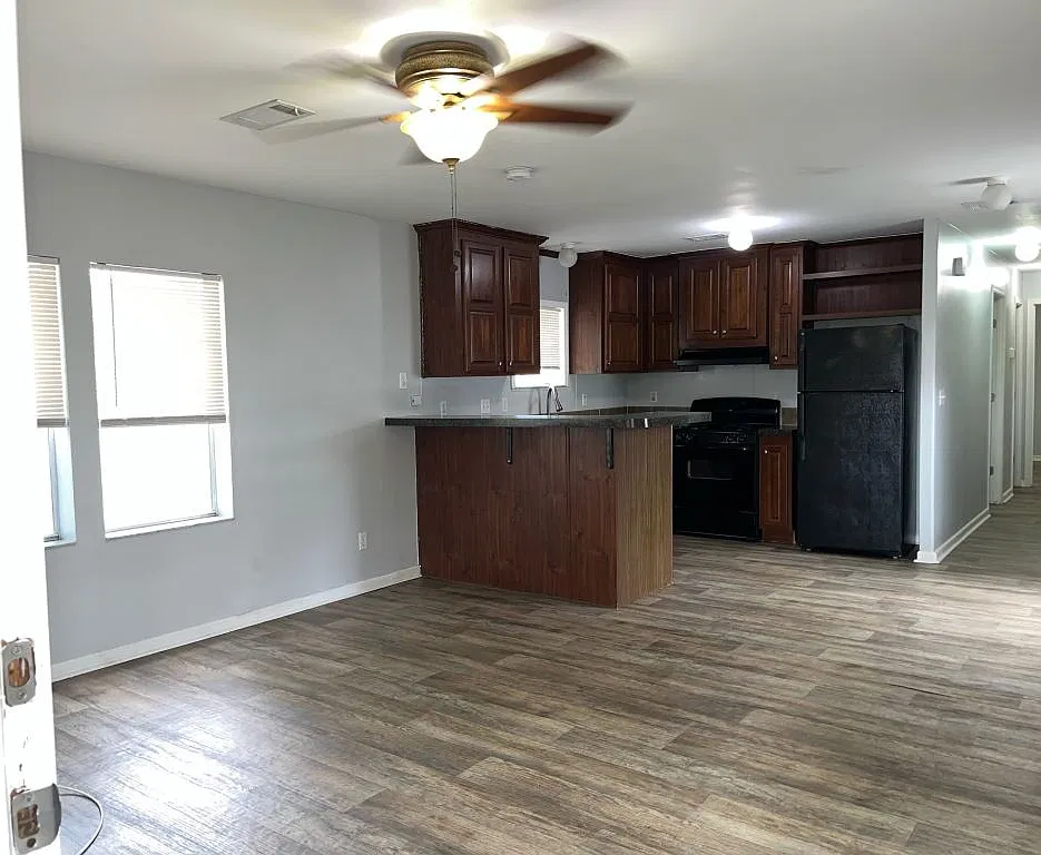 2 bed, 1.0 bath, 864 sqft, $1,654 — Photo 2