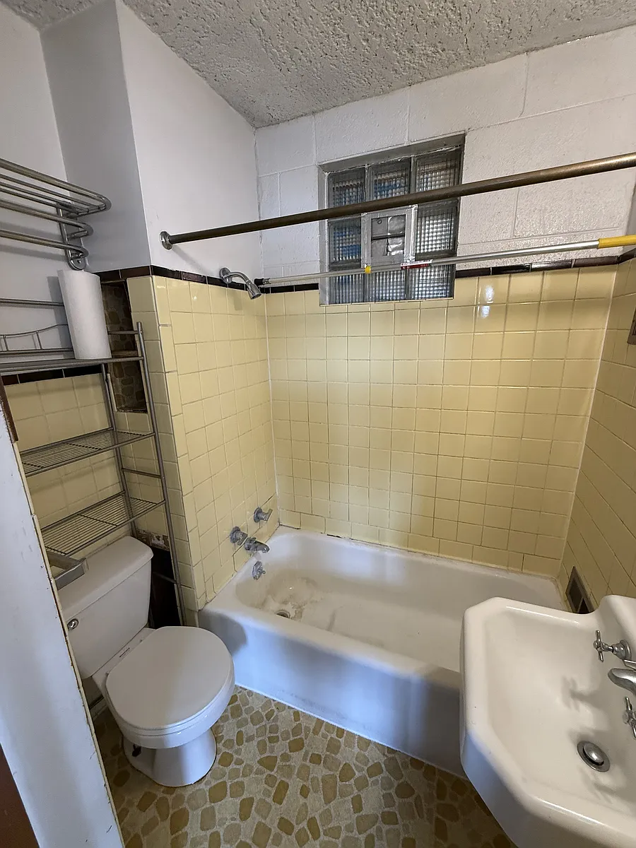 Building Photo - 803 W Spruce St #2