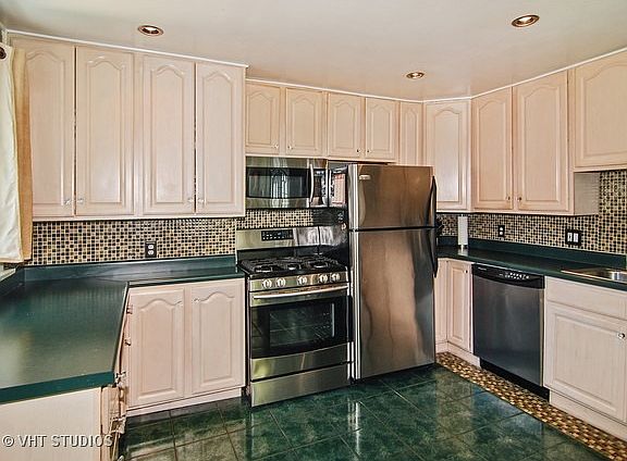 3rd image of 827 N Lombard Ave