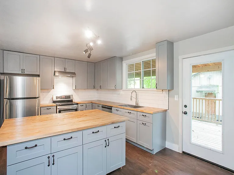 313 Archwood Dr — Photo 2