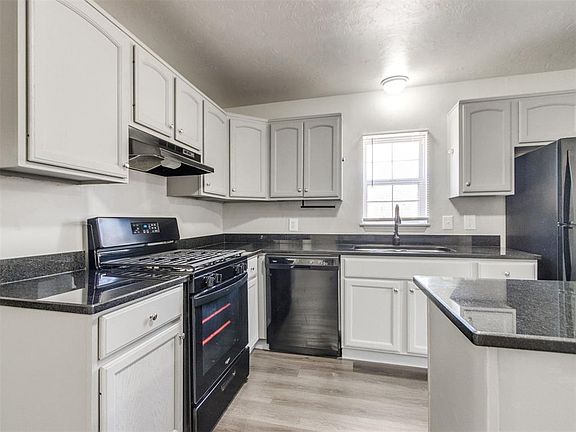 5th image of 308 S Dogwood St