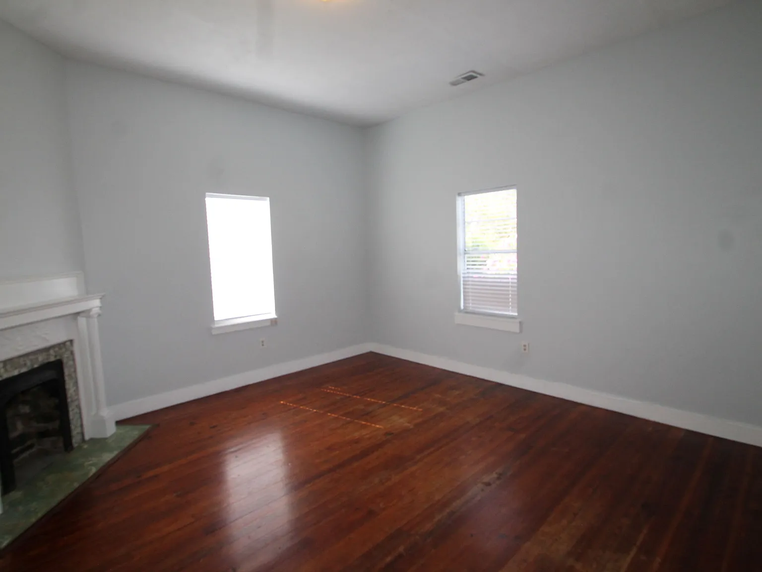 3 bed, 1200 sqft, $1,900 — Photo 2
