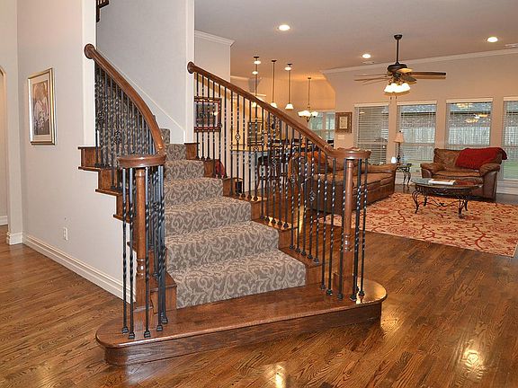 Spectacular curved starcase in the entry