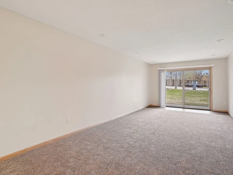 Larpenteur Estates Apartments — Photo 45