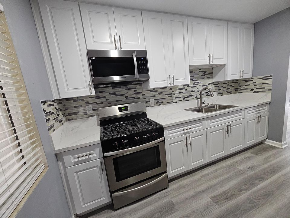 Brand new kitchen cabinets, backsplash, sink and microwave oven -
photo #1