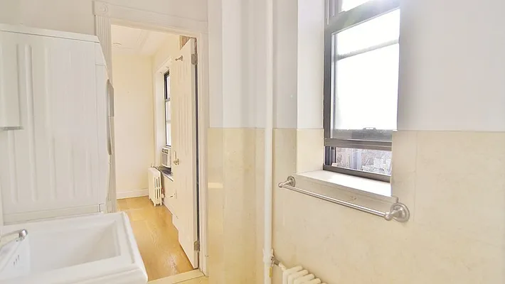 Rented by Park Property Advisors | media 11