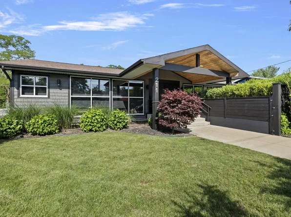 211 S Whittaker St, New Buffalo, MI 49117