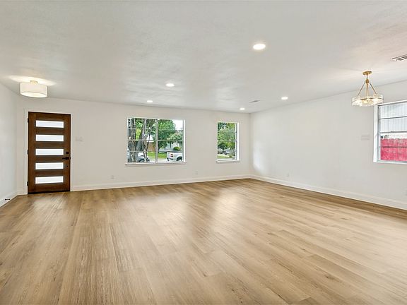 4th image of 437 Summit Dr