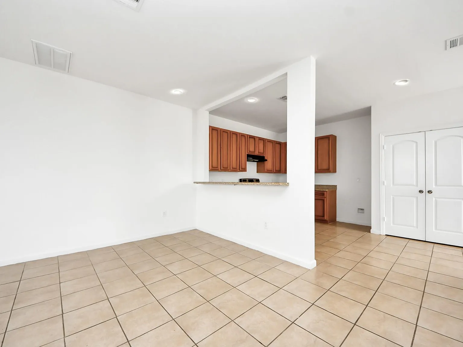 3 bed, 2.5 bath, 1833 sqft, $1,895 — Photo 4