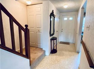 129 Old Village Ln, Bethel Park, PA 15102