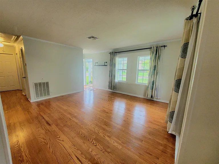 1514 Zora St — Photo 4